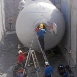Imagen de los trabajadores en la zona en que resultaron heridos