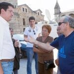 Óscar López conversa con varios vecinos de Puebla de Sanabria