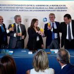 En la gráfica, en el centro, la vicepresidenta de Ecuador, María Alejandra Vicuña, y el presidente de Global Omnium/Aguas de Valencia, Eugenio Calabuig, tras cerrar el acuerdo para la creación de una empresa mixta en aquel país