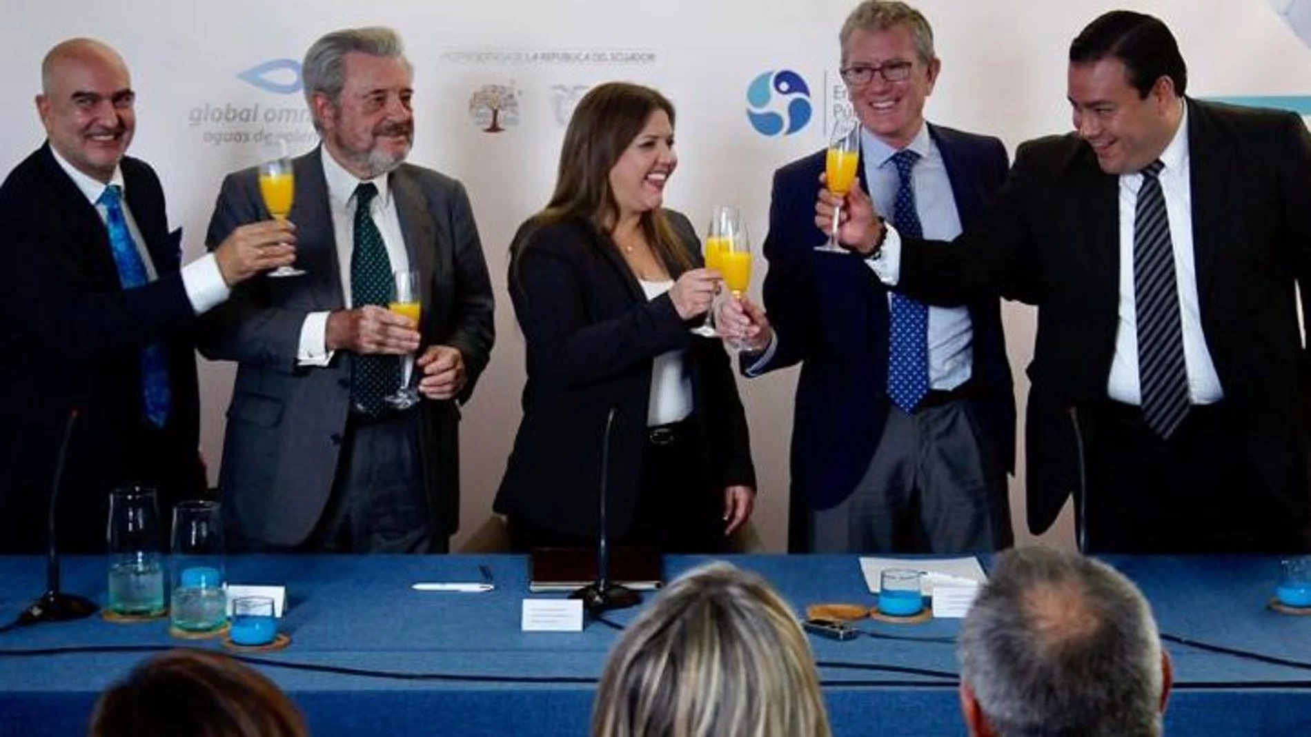 En la gráfica, en el centro, la vicepresidenta de Ecuador, María Alejandra Vicuña, y el presidente de Global Omnium/Aguas de Valencia, Eugenio Calabuig, tras cerrar el acuerdo para la creación de una empresa mixta en aquel país