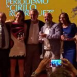 Foto de familia del ganador Javier Martín y las finalistas Natalia Sancha y Ana Alba, con el presidente del jurado Miguel Ángel Rodríguez y el periodista Aurelio Martín