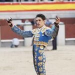 El extremeño saluda desde el tercio con los dos trofeos en las manos