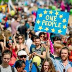 Miles de alemanes marcharon ayer por las calles de Berlín a favor de la integración europea / Efe
