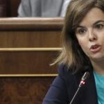 La vicepresidenta del Gobierno, Soraya Sáenz de Santamaría, durante su intervención en la sesión de control al Gobierno que se celebra hoy en el Congreso de los Diputados.