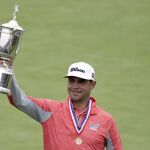 Gary Woodland, con el trofeo de campeón del US Open