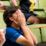 Un estudiante espera el comienzo de las pruebas ordinaria y extraordinaria de la EvAU. EFE/Javier Cebollada