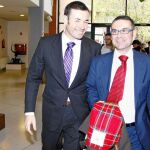 Tomás Gómez, junto a su predecesor al frente del Ayuntamiento de Parla, José María Fraile