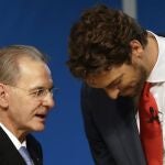 El presidente del COI, Jacques Rogge, habla con Pau Gasol tras la presentación de Madrid