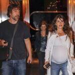 Pénelope Cruz y Javier Bardem: de cena con los amigos ante el inminente parto