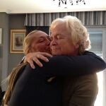 Esta fotografía, que publica en exclusiva LA RAZÓN, fue tomada el martes día en que la madre de Belén Esteban, Carmen Menéndez, cumplía 70 años.