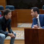 El líder de Más Madrid en la Comunidad, Íñigo Errejón, charla con el de Cs, Ignacio Aguado