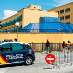 Imagen exterior del CIE de Aluche, cuyo cierre demandan varias organizaciones y ONG / Foto: Cipriano Pastrano