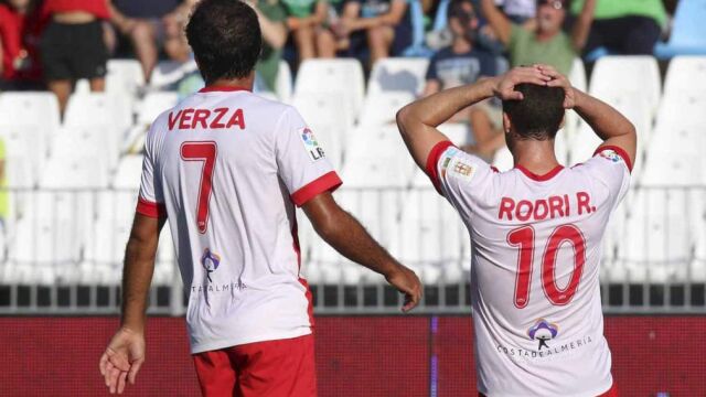 El centrocampista del Almería José Antonio García Rabasco, "Verza"(i), junto a su compañero, el delantero Rodrigo Ríos, "Rodri"(d), durante el partido de la novena jornada de la Liga de Primera División que ambos equipos disputan en el estadio de los Juegos Mediterráneos de Almería.