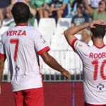 El centrocampista del Almería José Antonio García Rabasco, "Verza"(i), junto a su compañero, el delantero Rodrigo Ríos, "Rodri"(d), durante el partido de la novena jornada de la Liga de Primera División que ambos equipos disputan en el estadio de los Juegos Mediterráneos de Almería.
