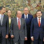 El Rey posa en Zarzuela junto a los ministros y otros miembros del Consejo antes del encuentro