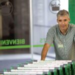 Un trabajador de Mercadona en uno de los supermercados de la compañía