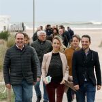La cabeza de lista del PP al Congreso por Barcelona, Cayetana Alvarez de Toledo, en el paseo marítimo de Castelldefels, acompañada por el candidato a la alcaldía del municipio, Manu Reyes (d), y por el secretario general del PPC, Daniel Serrano (i)