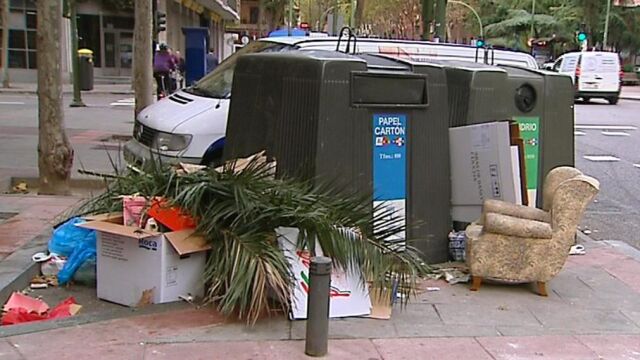Carios contenedores en la calle Orense con basura sin recoger como consecuencia de una huelga