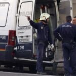 Efectivos de la unidad del subsuelo de la Policía Nacional, ante la sucursal del bando de Santander