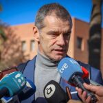 Toni Cantó, ayer, a las puertas de la Conselleria de Educación, donde acudió para denunciar el «adoctrinamien-to» de los libros de texto valencianos y consultar las actas de elección de los proyectos lingüísticos