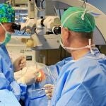 El equipo de oftalmología de la clínica Sagrada Familia tiene previsto trabajar gratis en agosto en su centro del distrito barcelonés de Sarrià–Sant Gervasi
