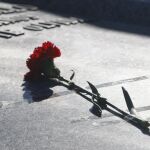 Flores el día de todos los santos en el cementerio de la Almudena de Madrid