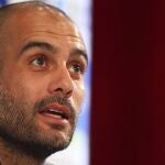 El entrenador del Bayern de Múnich,Pep Guardiola, durante una rueda de prensa celebrada en las instalaciones deportivas de Riva del Garda (norte de Italia), hoy tras el entrenamiento del equipo bávaro