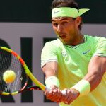El tenista español Rafael Nadal devuelve la bola al alemán Yannick Maden / Foto. Efe