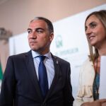 El consejero de Presidencia, Elías Bendodo, y la consejera de Fomento, Marifran Carazo / Foto: La Razón