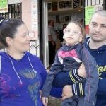 Ainara, que padece ataxia celebelosa, pide ayuda o trabajo para sus padres