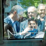 Los vecinos de la avenida de la Albufera salieron a la calle para encontrarse con el presidente y con los candidatos a la Alcaldía y la Comunidad. Foto: Luis Díaz