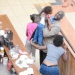 Una mujer y sus dos hijas pequeñas, una de ellas de apenas cuatro años, se hicieron las muertas durante cuatro horas para evitar ser asesinadas. Ni siquiera se movieron cuando un policía intentaba salvarlas, por miedo a que pudiera ser un agente falso.