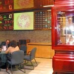 Imagen de unos jugadores en el bingo. El sector del juego decreció en 2012 pero parece que remonta este año