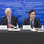 Laura Valderrama, el comisario Michel Barnier, el eurodiputado Pablo Zalba, y el profesor Antonio Moreno
