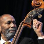 Ron Carter en una de sus últimas actuaciones liderando el Golden Striker Trío