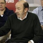 Fotografía facilitada por el PSOE de su secretario general, Alfredo Pérez Rubalcaba (c), junto a los portavoces de los grupos parlamentarios del PSOE en el Congreso, Soraya Rodríguez (i), y en el Senado, Marcelino Iglesias (d), durante una reunión de trabajo sobre el Plan de Reactivación Económica