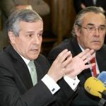 El alcalde de León, Emilio Gutiérrez, junto al concejal de Hacienda, Agustín Rajoy