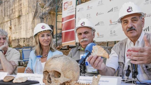 Los codirectores de las excavaciones de la Sierra de Atapuerca (Burgos) acompañados por la consejera de Cultura, Alicia García, presentan los resultados y hallazgos de la campaña