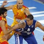 El escolta finlandés Gerald Lee es defendido por los españoles Ricky Rubio y Xavier Rey