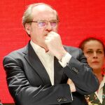 Cuatro años después, el ex rector revalida el número de escaños, pero no consigue auparse con la presidencia de la Comunidad