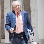 Blasco abandonó ayer Les Corts sobre las dos de la tarde. Llevaba un archivador y varias bolsas con papeles