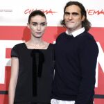 La actriz Rooney Mara y el actor Joaquin Phoenix posan en el photo call de la película 'Her"