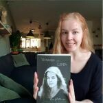 Noa Pothoven posando junto a su libro