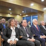 Los consejeros Milagros Marcos y Tomás Villanueva, escuchan al presidente Herrera junto a José Varela, de Cruz Roja, y Fernando Carrasco, de Cáritas