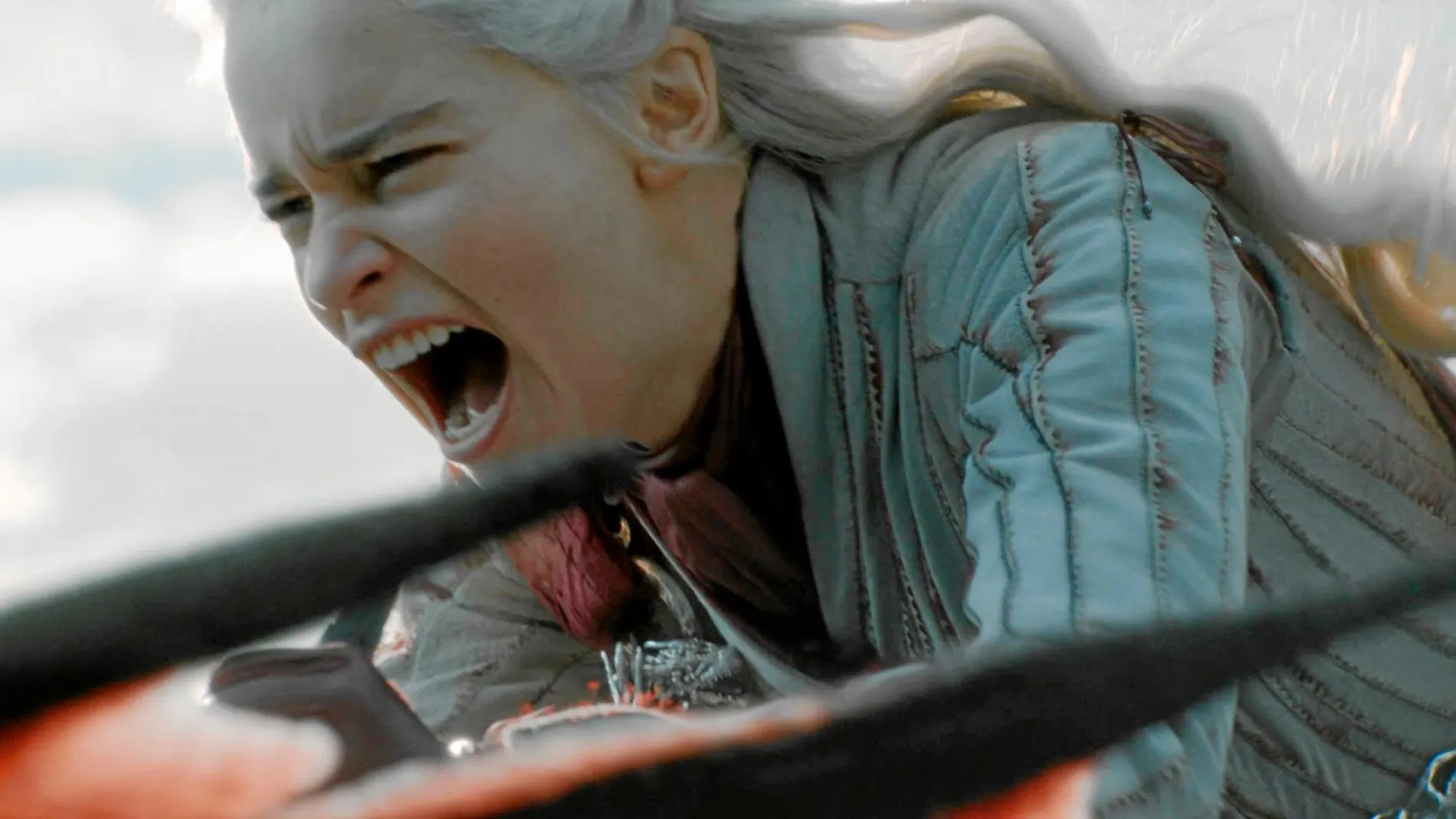 Daenerys, interpretada por Emilia Clarke, ataca Desembarco del Rey con su dragón. Foto: HBO