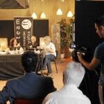 Assumpta Serna, en primer plano y, de fondo, los asistentes a la tertulia