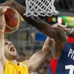 Calderón intenta anotar con una bandeja, pero sufre el espectacular tapón de Florent Pietrus