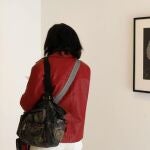 Una visitante contempla una de las 32 fotografías realizadas por Robert Mapplethorpe en la década de los 80