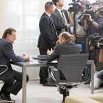 El presidente del Gobierno y el líder de la oposición ayer en La Moncloa