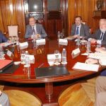 Un momento de la reunión entre el ministro Arias Cañete y la plataforma «Sevilla por su Puerto»